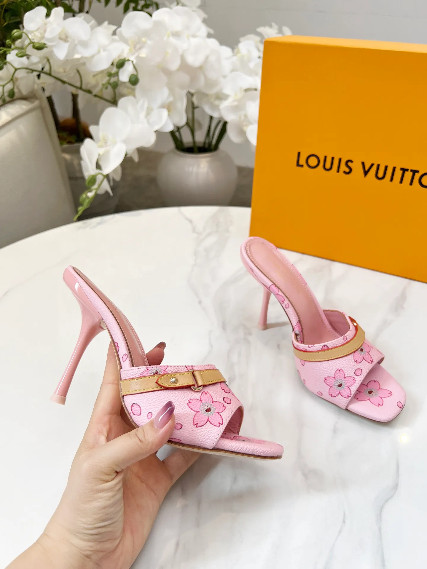 👟👟Ex-factory price 440👟👟 LV new denim kitten heel slippers 2025 summer must-have for goddesses, original replica, super comfortable on the feet. Show off the queen's temperament, the heel height is 9.5CM, which shows your temperament without being tiring. Leather outsole. Standard code: 35-42 (41 and 42 codes are customized, non-returnable and non-exchangeable)